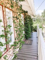 Tabla de planchar con plancha, wifi gratis y ropa de cama 