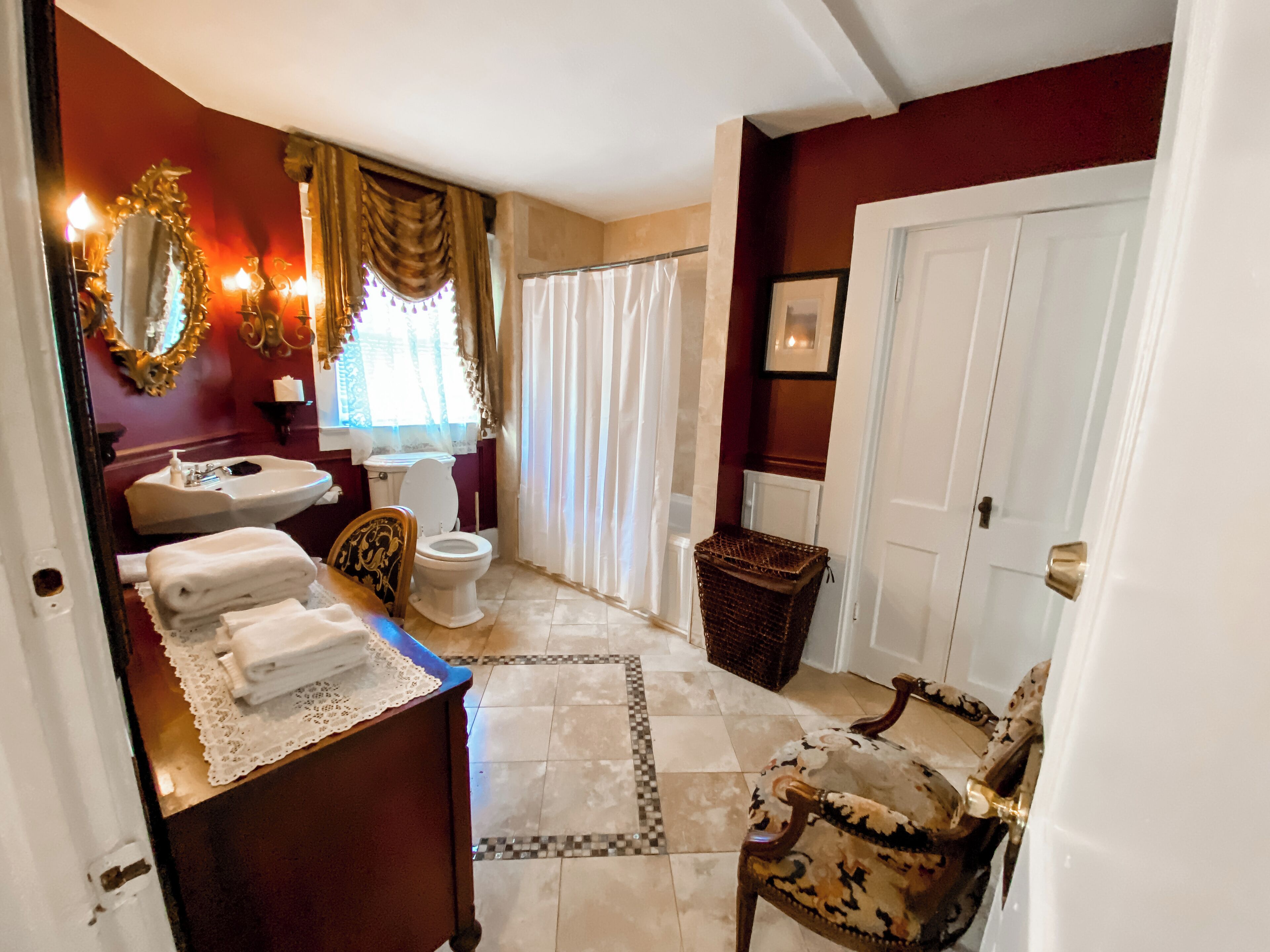 Dusj, hårføner, håndklær og såpe