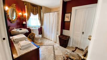 Dusj, hårføner, håndklær og såpe