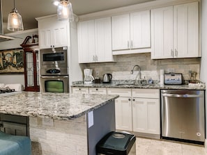 Microwave, coffee/tea maker, cookware/dishes/utensils, paper towels - Park Place Inn and Cottages (Sanford)
