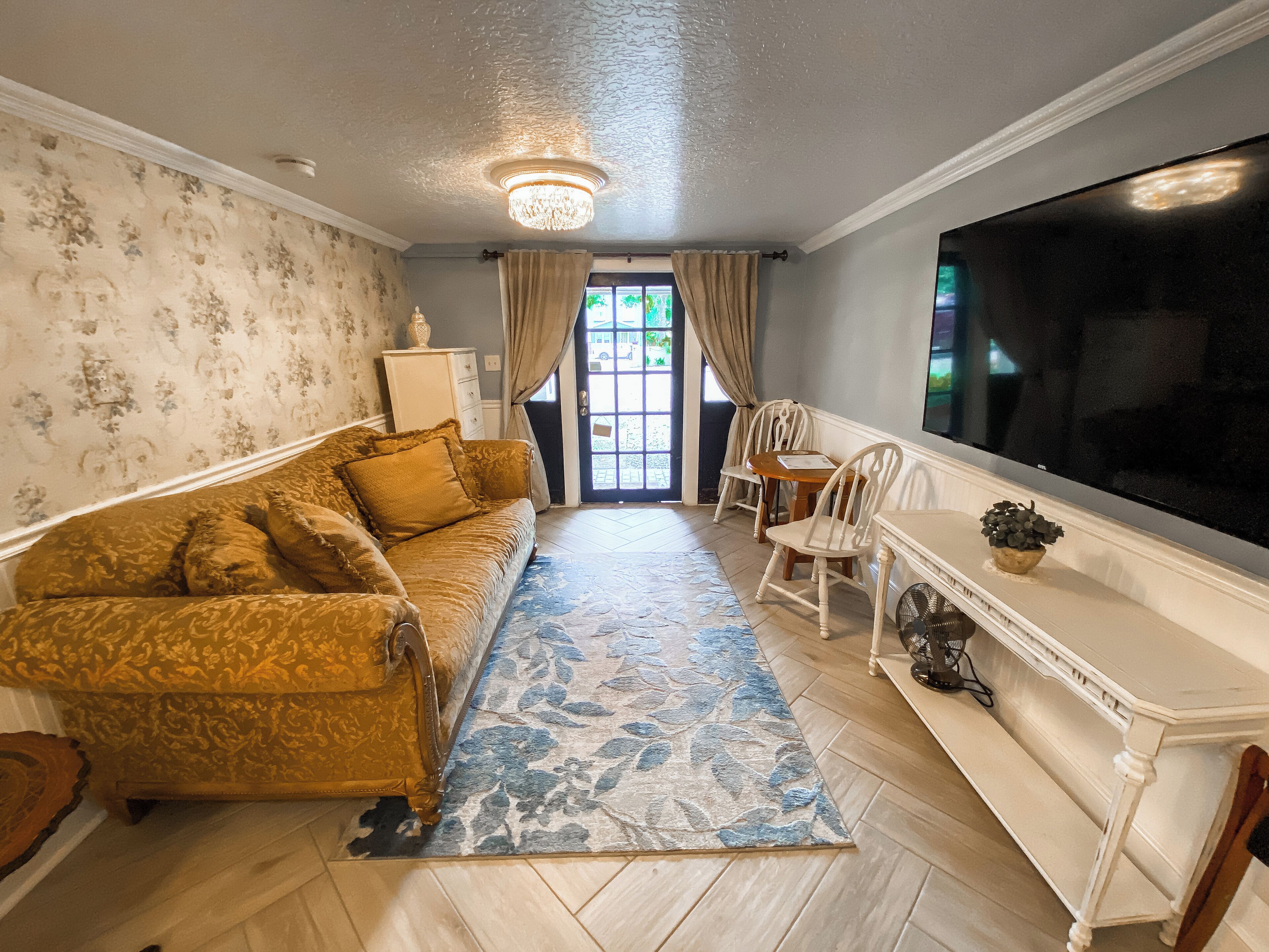 the chic studio cottage | iron/ironing board, free wifi, bed sheets