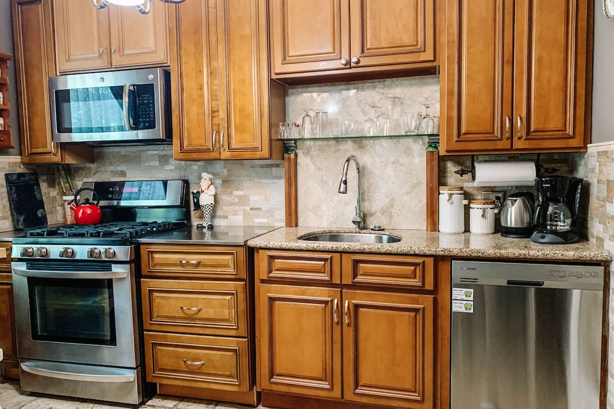 the historic craftsman (1st floor) | private kitchen | microwave, coffee/tea maker, cookware/dishes/utensils, paper towels