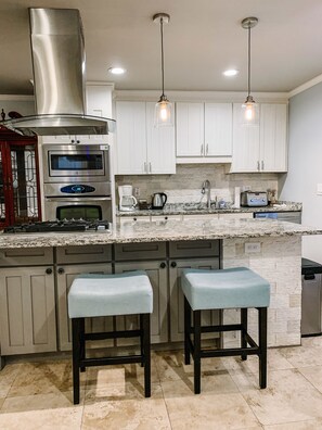 Microwave, coffee/tea maker, cookware/dishes/utensils, paper towels - Park Place Inn and Cottages (Sanford)