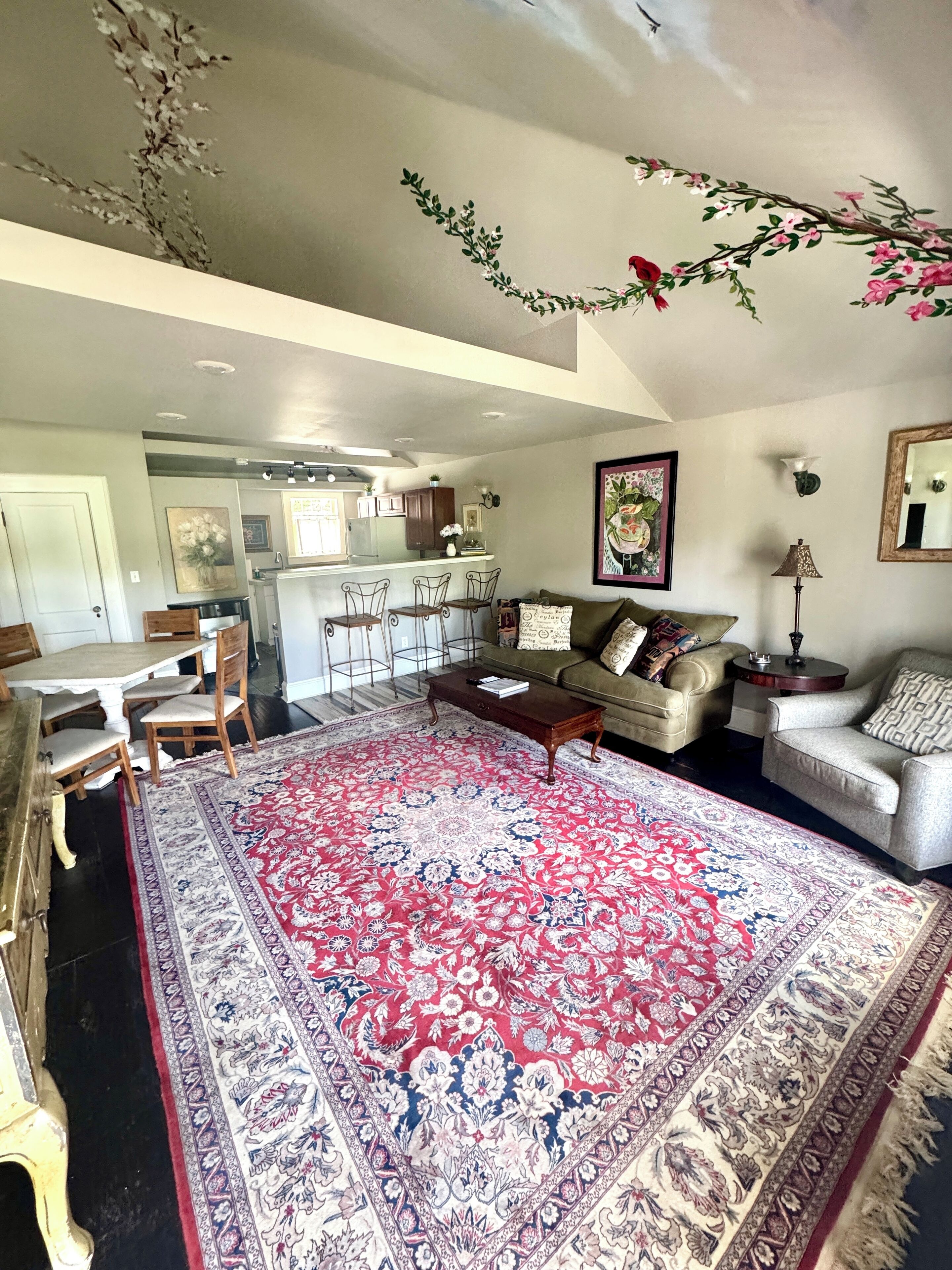 The Ivy Cottage | Área de estar | TV de tela plana