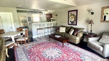 The Ivy Cottage | Área de estar | TV de tela plana