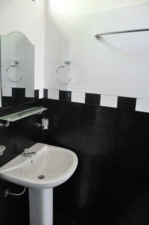 Bathroom sink - Omega Hotel & Motel (Colombo)