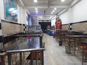 Breakfast, lunch, dinner served; local cuisine  - Omega Hotel & Motel (Colombo)