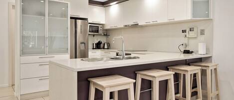 Refrigerador, microondas, horno y parrilla de estufa