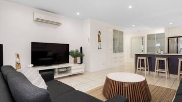 Una Smart TV, una consola de videojuegos, un reproductor de DVD