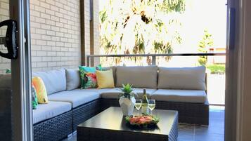 Una Smart TV, una consola de videojuegos, un reproductor de DVD