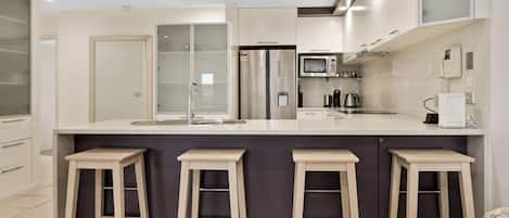 Jääkaappi, mikroaaltouuni, uuni, liesi