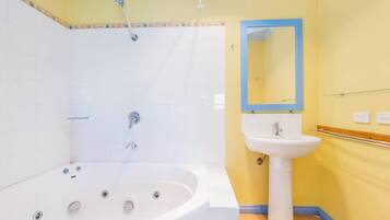Double Room with Spa Bath | Bathroom