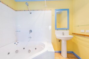 Double Room with Spa Bath | Bathroom | Separate tub and shower, hydromassage showerhead, free toiletries - Apollo Panorama Guesthouse (Apollo Bay)