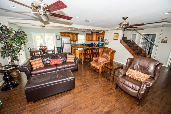 Smart TV, DVD player, books, stereo