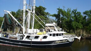Un barco pesquero llamado 'Tiffany Claire' atracado en un muelle.