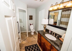Combined shower/bathtub, jetted bath, hair dryer, towels