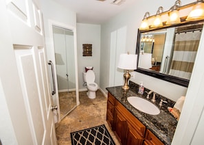 Combined shower/bathtub, jetted bath, hair dryer, towels