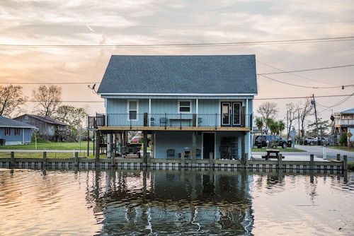 Scenic Bayou Side Home; Cocodrie Robinson Canal Bridge is open! 