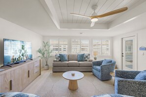 Una televisión, una mesa de tenis de mesa