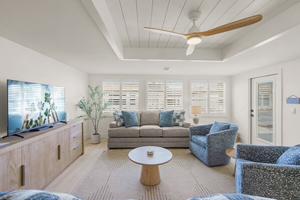 TV, tavolo da ping pong