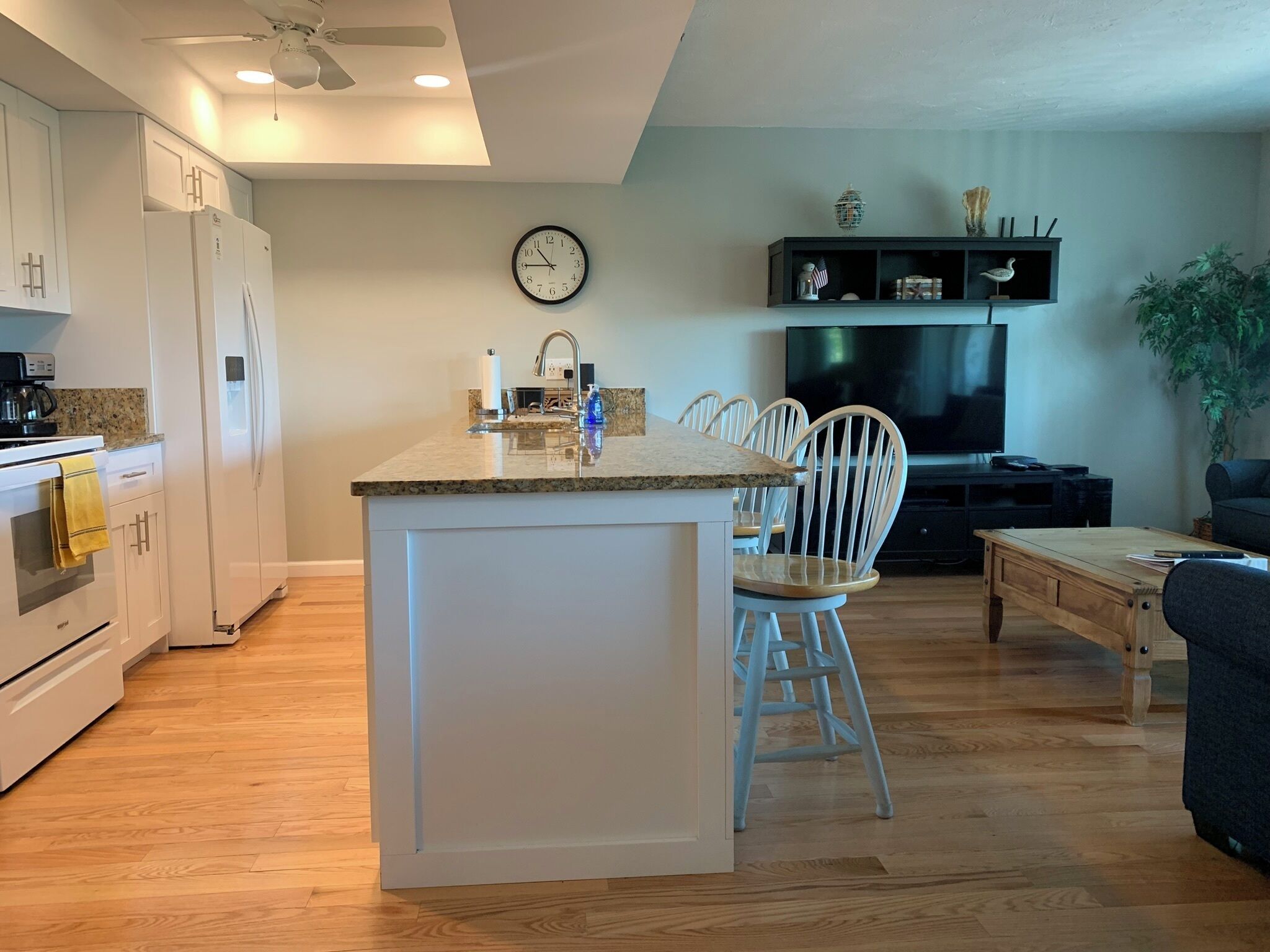 冷蔵庫、電子レンジ、オーブン、コンロ