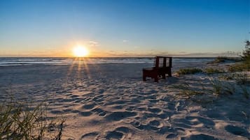 Ubicación cercana a la playa, tumbonas y toallas de playa