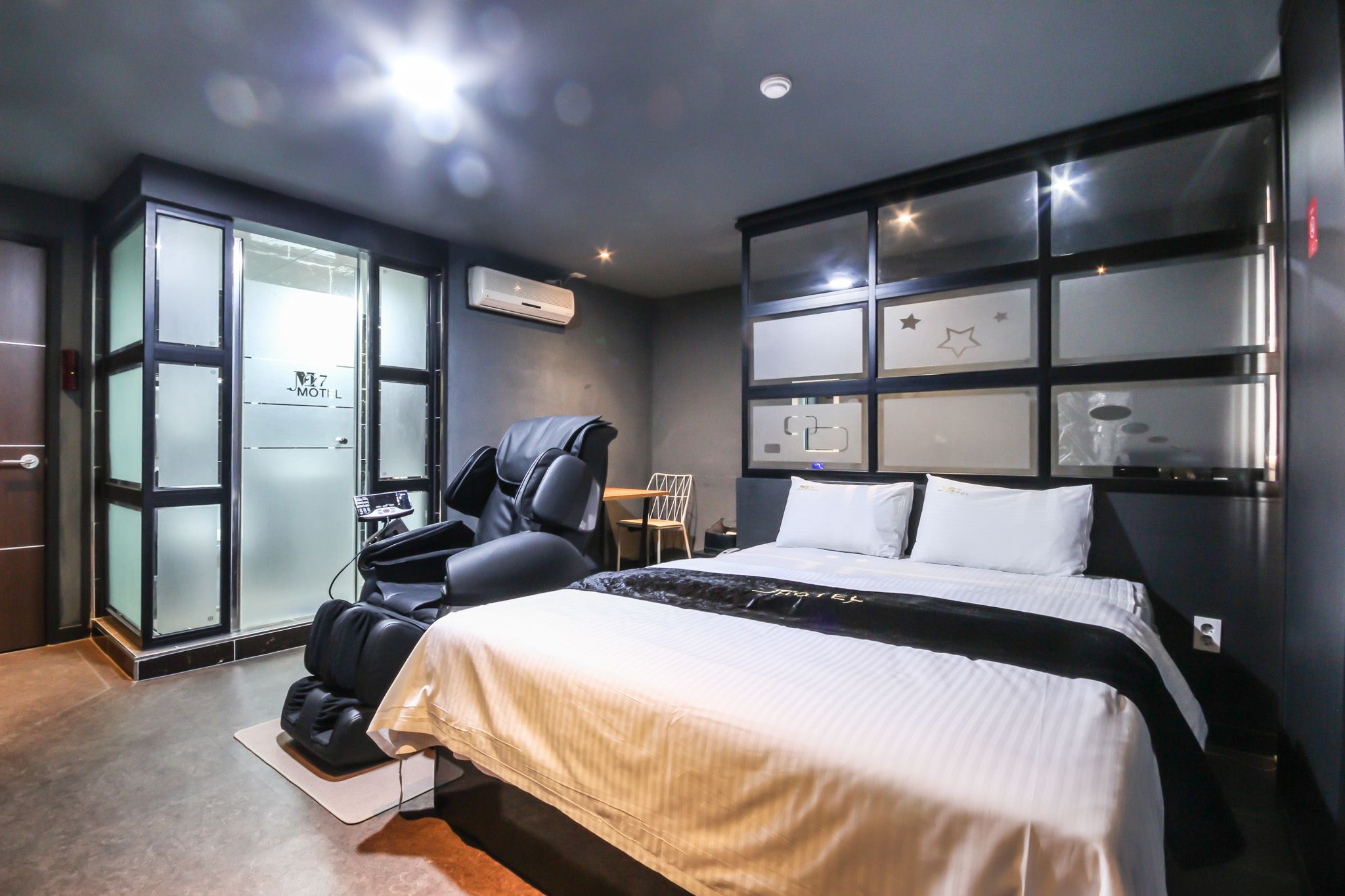 deluxe room, 1 double bed (a) | 1 bedroom, individually decorated, free wifi