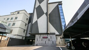 숙박 시설 입구
