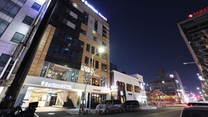 A multi-story hotel with a prominent sign for the Bolton Hotel. - Bolton Hotel (Gwangju)