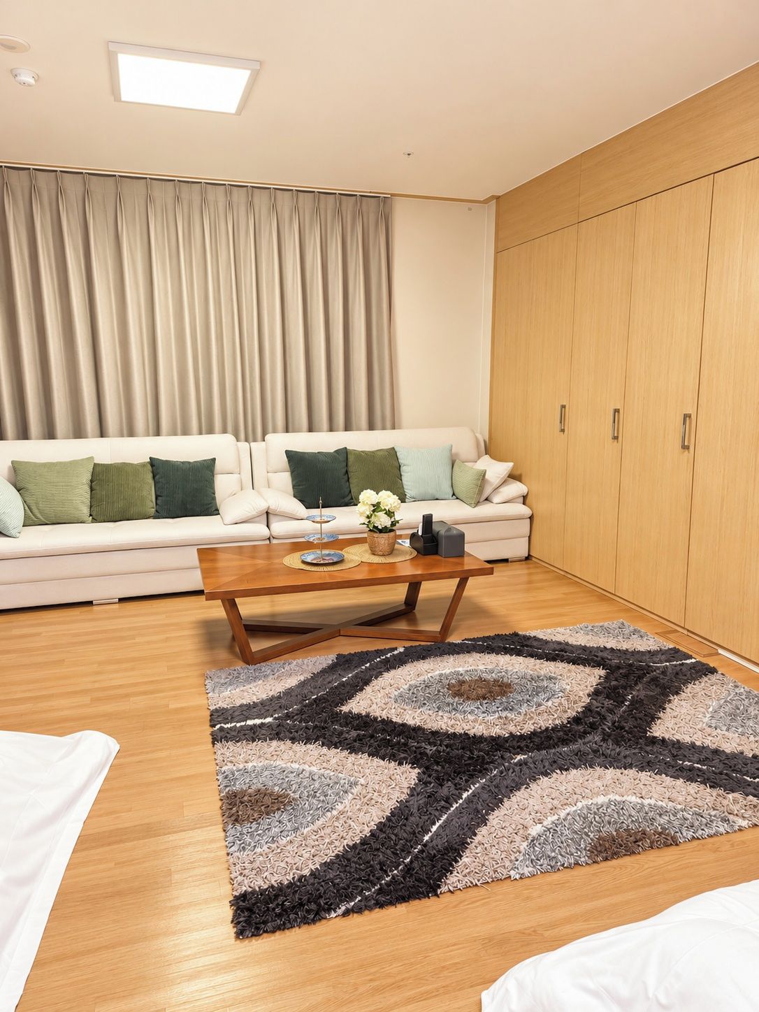 Een moderne woonkamer met een bank, salontafel en een garderobe.
