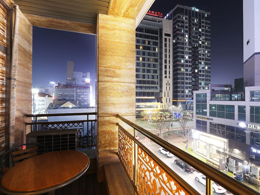 Superior Twin with Balcony-Certified Korea Tourism Quality Break(Breakfast not available on Mondays) | Balcón