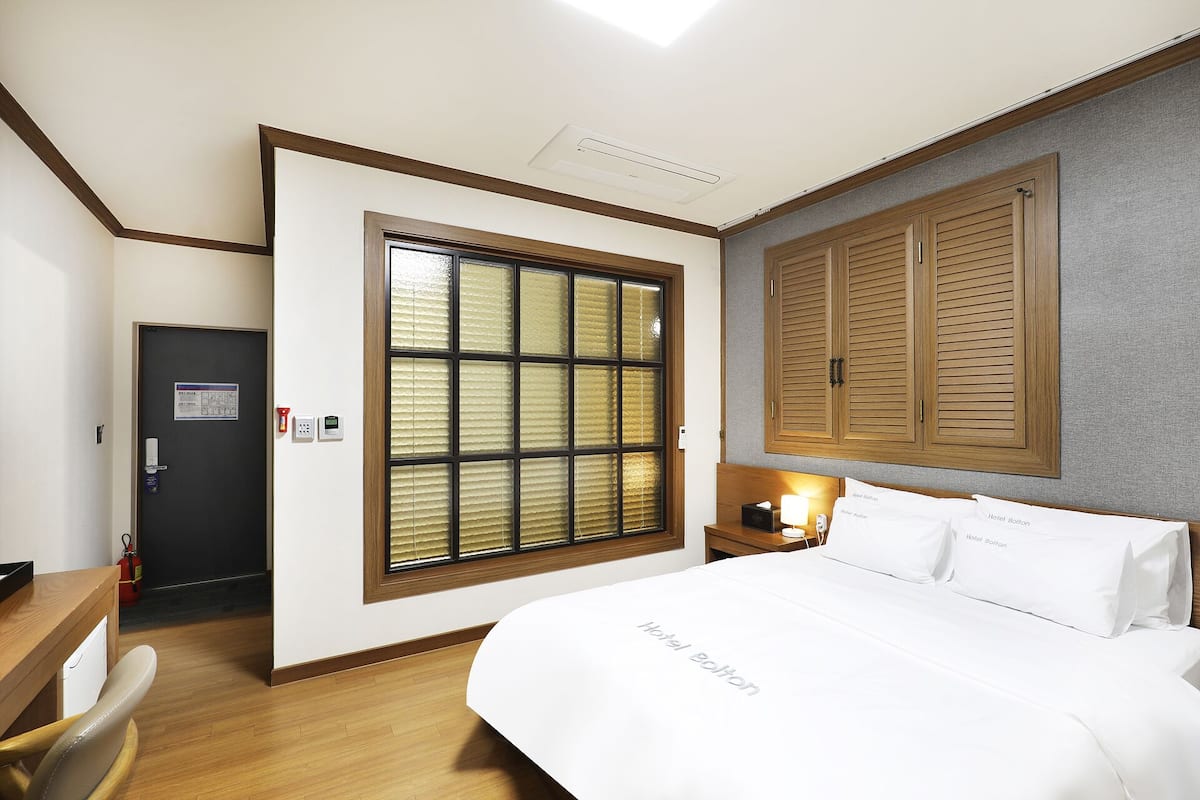 Standard Double - Certified Korea Tourism Quality Break (Breakfast is not available on Mondays) | セーフティボックス (室内)、客室ごとに異なる装飾、デスク、ノートパソコン用作業スペース