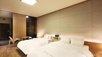 Superior Twin Room - Certified Korea Tourism Quality Break (Breakfast is not available on Mondays) | Caja fuerte, decoración individual, escritorio