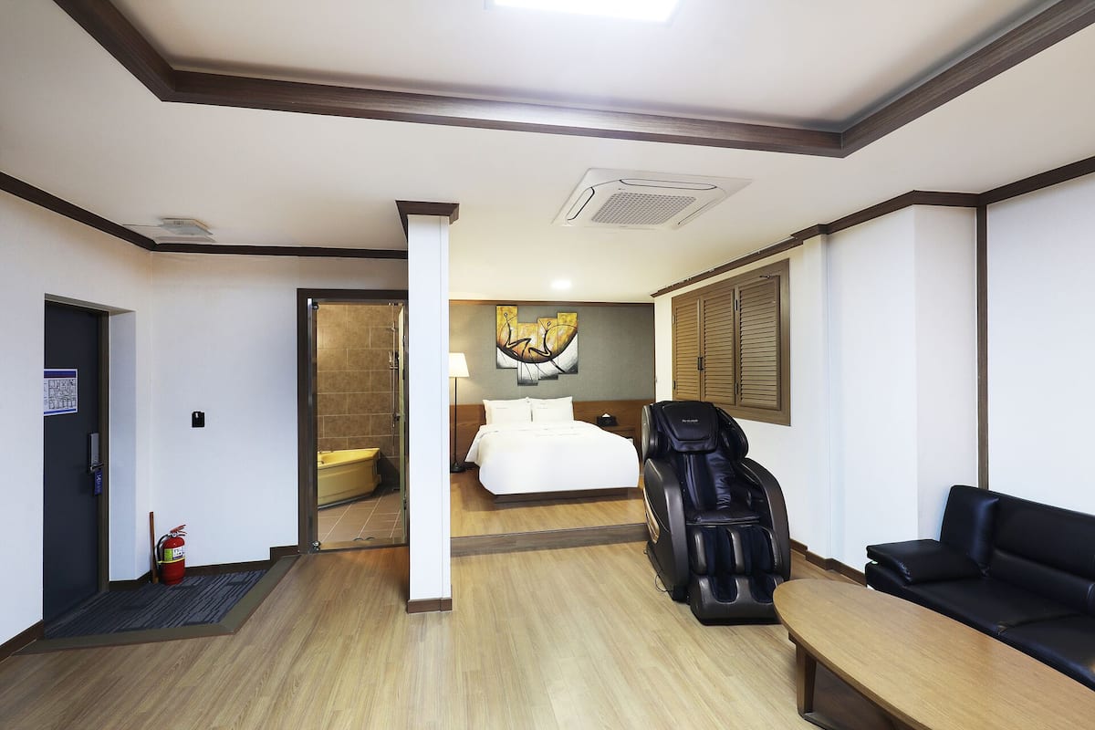 Suite Double - Certified Korea Tourism Quality Break (Breakfast is not available on Mondays) | セーフティボックス (室内)、客室ごとに異なる装飾、デスク、ノートパソコン用作業スペース