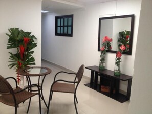 Coin salon dans le hall