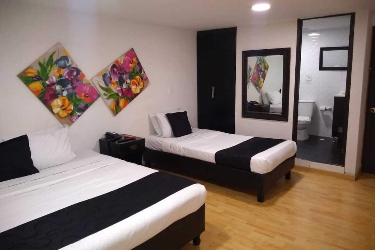 Habitación con 2 camas individuales | Caja de seguridad en la habitación, escritorio y insonorización