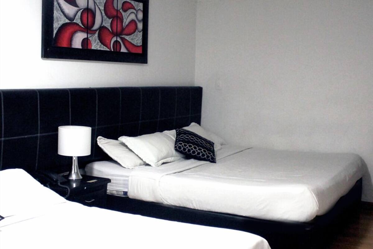 Habitación triple estándar | Ropa de cama hipoalergénica, edredones de plumas, cortinas opacas