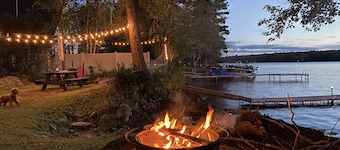 Waterfront Lakefront Cottage, Sleeps 6. Parking.