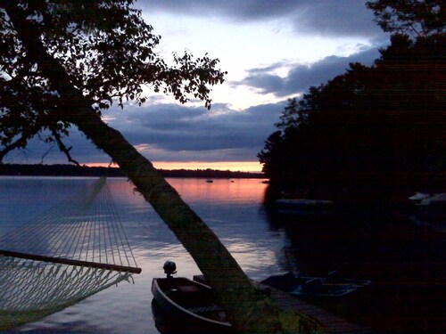 Waterfront Lakefront Cottage, Sleeps 6. Parking. 