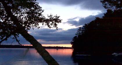 Waterfront Lakefront Cottage, Sleeps 6. Parking.