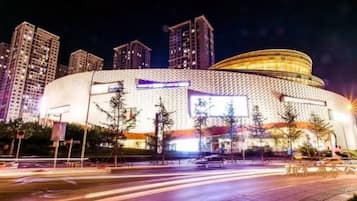 Fachada da propriedade à noite