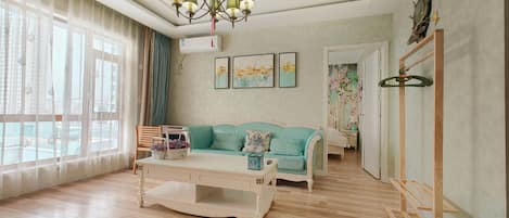 Comfort Theme Suite | Minibar, bureau, rideaux dâobscurcissement, accĂšs au Wi-Fi (inclus)
