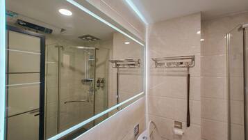 Chuveiro, produtos de toalete grátis, secador de cabelo, chinelos