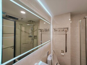 Een douche, gratis toiletartikelen, een haardroger, pantoffels