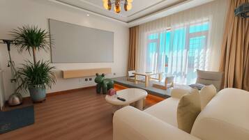 Comfort Theme Suite | Frigobar, escrivaninha, cortinas blackout, Wi-Fi de cortesia