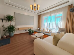 Comfort Theme Suite | Minibaari, työpöytä, pimennysverhot, ilmainen Wi-Fi