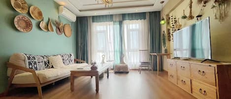 Comfort Theme Suite | Minibar, desk, blackout curtains, free WiFi