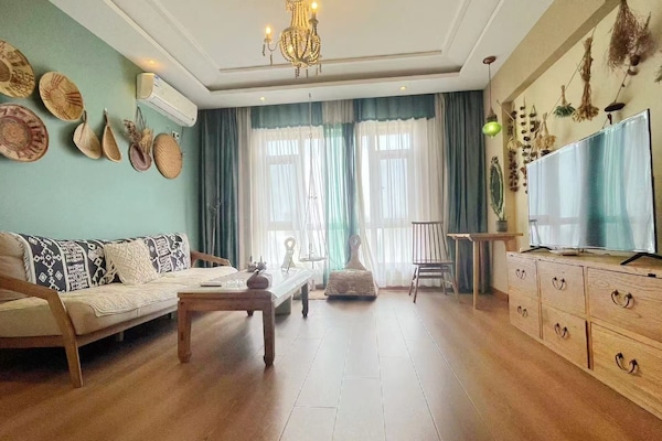 Comfort Theme Suite | Minibar, desk, blackout drapes, free WiFi