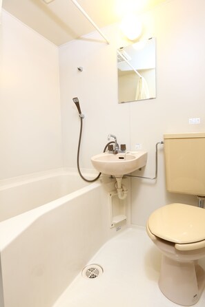 Toalettartikler (inkludert), hårføner og håndklær