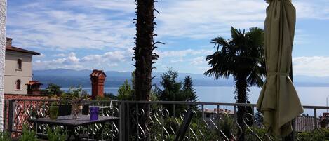 تناول الطعام بالخارج